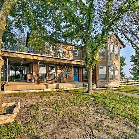 Charming Hamilton Farmhouse With Country Views!